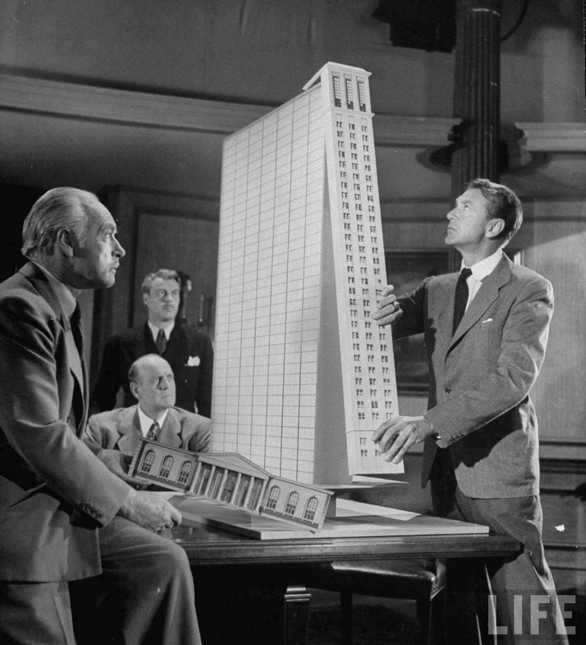   “A building has integrity, just as a man and just as seldom! It must be true to its own idea, have its own form, and serve its own purpose!” responde Howard Roark (Gary Cooper) a la exigencia de incluir referencias clásicas en su edificio.  