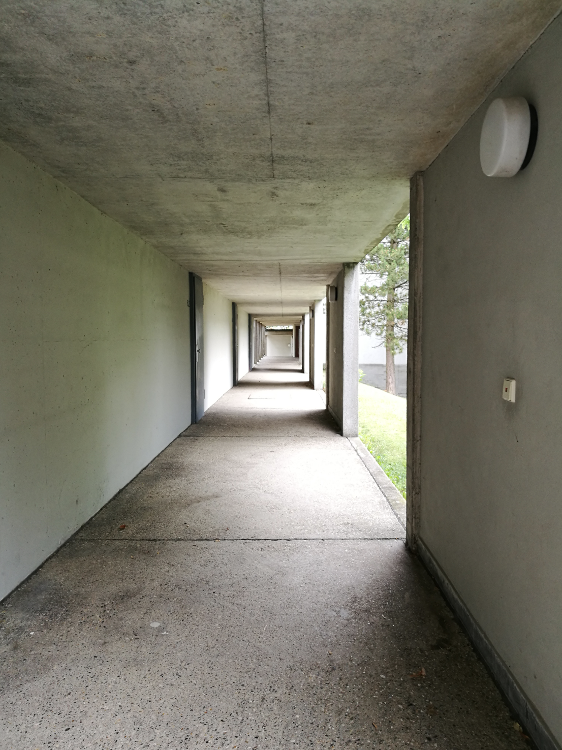  El pasillo de la residencia de alumnos y profesores. Un  espacio de la muerte viviente , como los que describe László Földényi. 