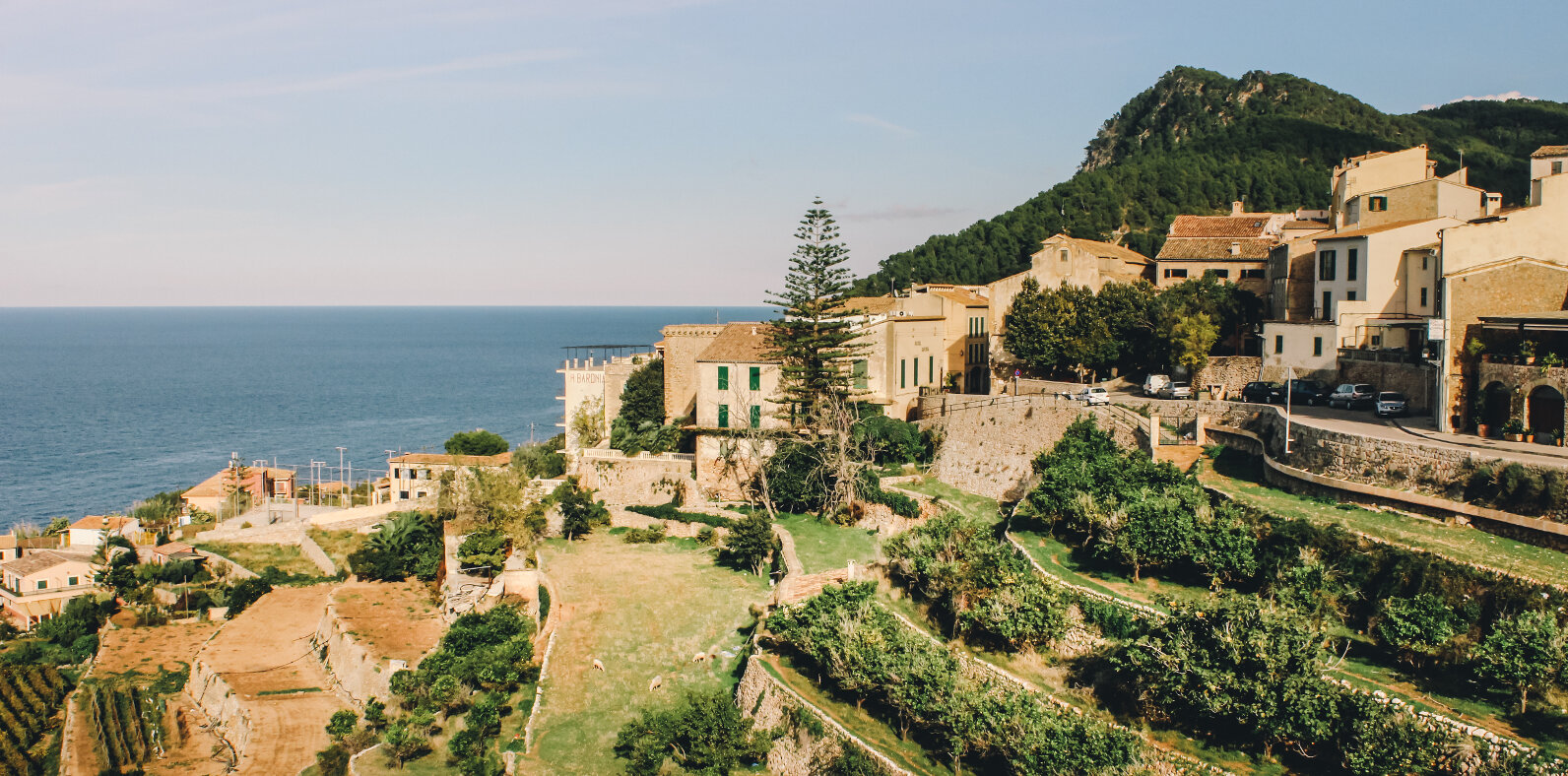  Banyalbufar hoy, en la Serra de Tramuntana de Mallorca. El primer asfalto lo pusieron estando nosotros en clase, aún recuerdo el olor. 